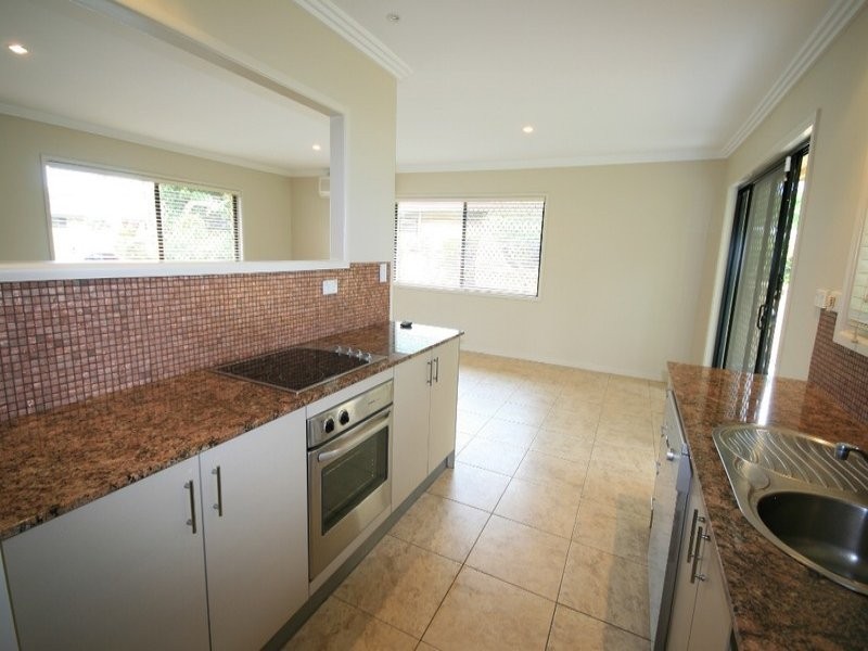 32 Kalimna Drive, Broadbeach Waters QLD 4218