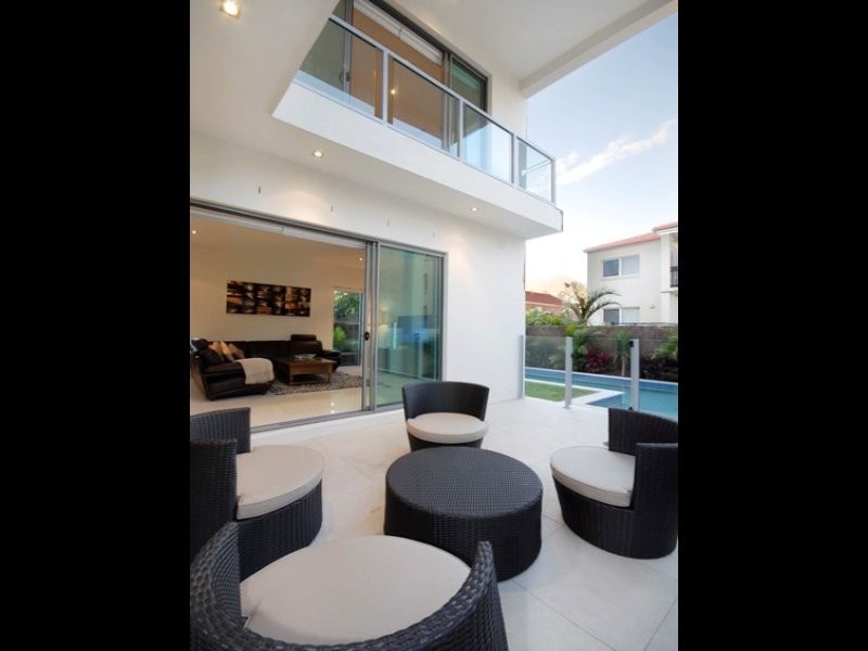 27 Tamborine St, Mermaid Beach QLD 4218