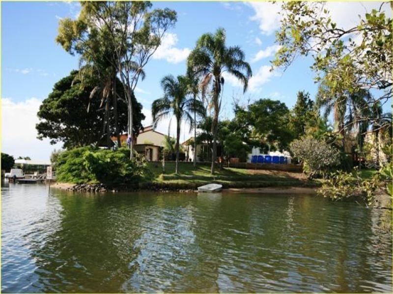 15 Costa Court, Broadbeach Waters QLD 4218