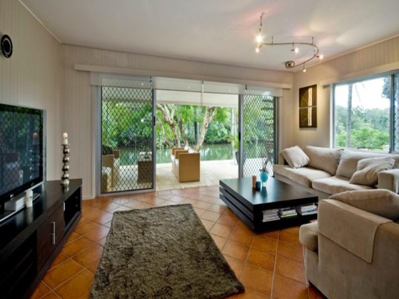 15 Costa Court, Broadbeach Waters QLD 4218