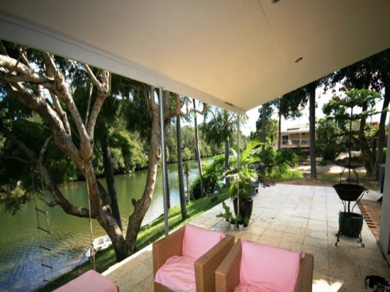 15 Costa Court, Broadbeach Waters QLD 4218