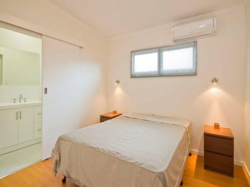 39 Darrambal Street, Chevron Island QLD 4217