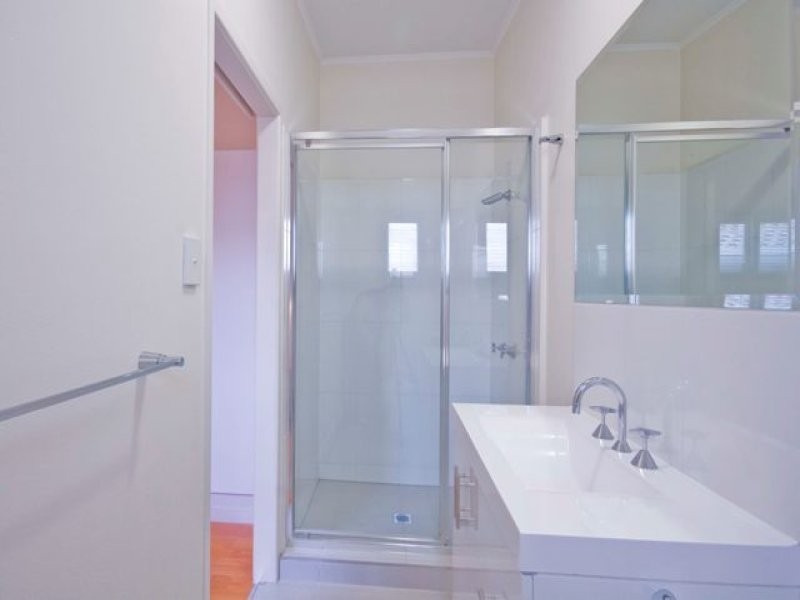 39 Darrambal Street, Chevron Island QLD 4217