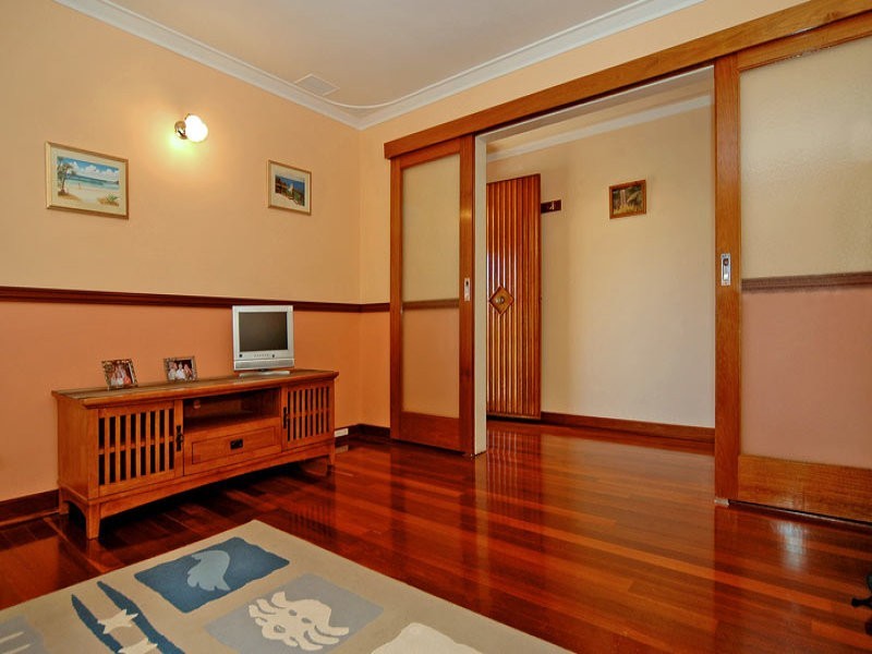 16 Churchill Drive, Swan View WA 6056