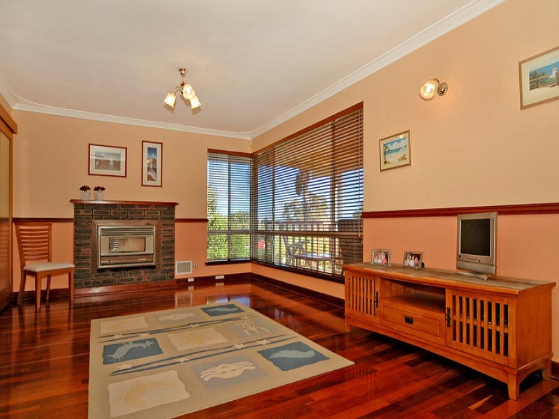 16 Churchill Drive, Swan View WA 6056