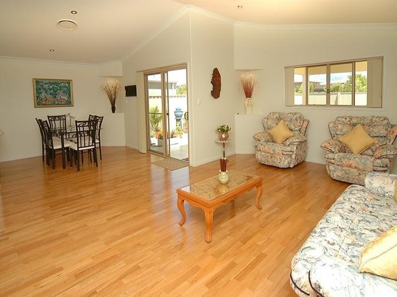 9 Barbuda Circuit, Kawana Island QLD 4575