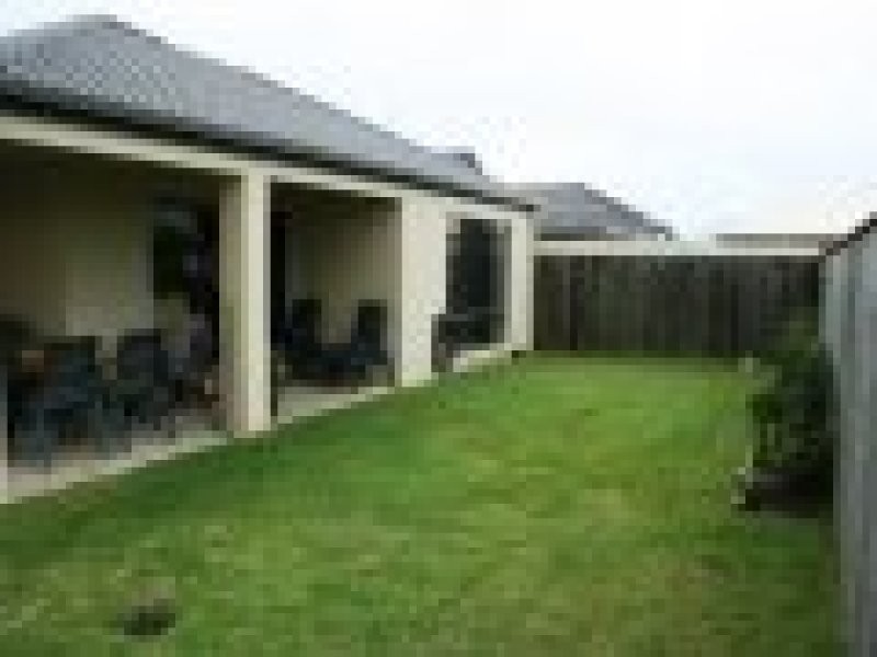 18 Maui Court, Kawana Island QLD 4575