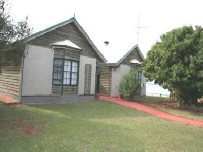 8 Emily Crescent, Macleay Island QLD 4184