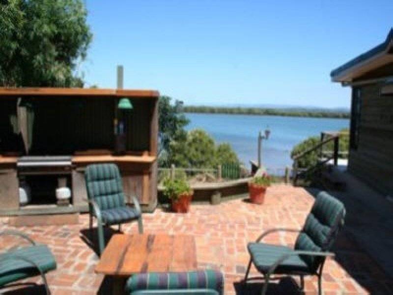 8 Emily Crescent, Macleay Island QLD 4184