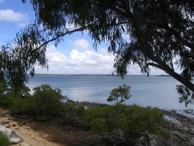 26 Kim Crescent, Macleay Island QLD 4184