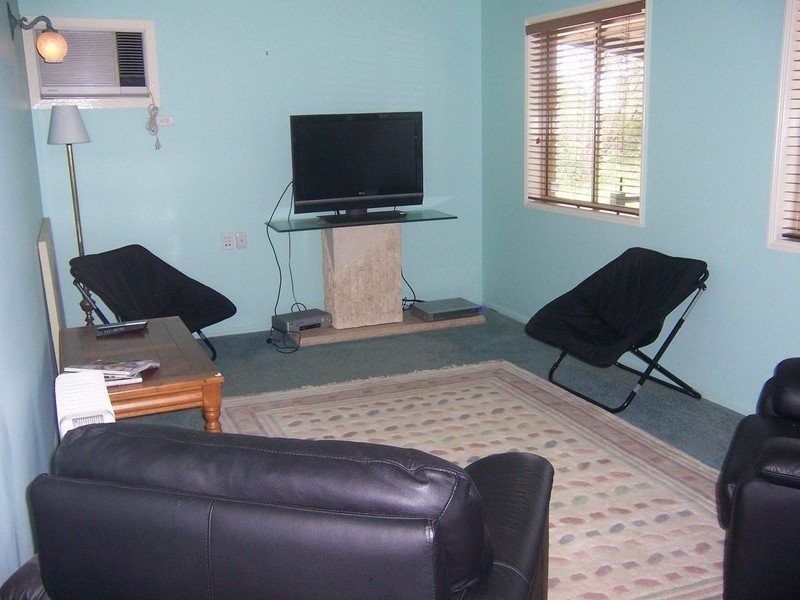 8 Cowes Street, Macleay Island QLD 4184