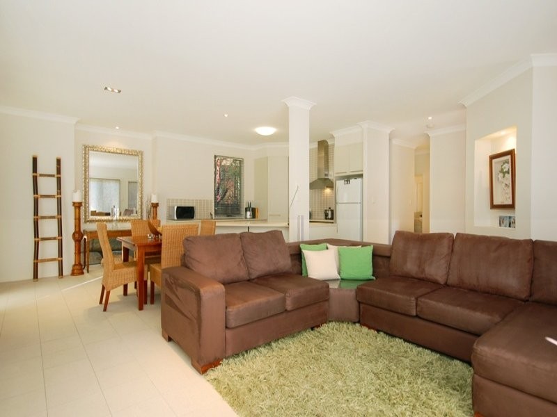 130 Gaynesford Street, Holland Park West QLD 4121