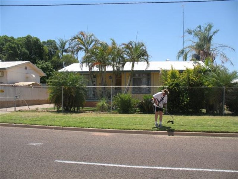 14 Finschafen, Mount Isa QLD 4825