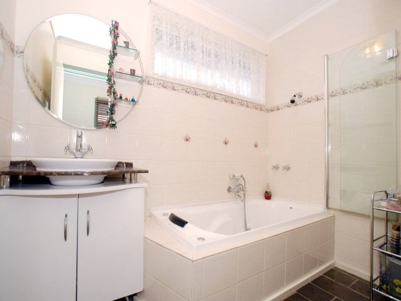 18 Rawdon Hill Drive, Dandenong North VIC 3175