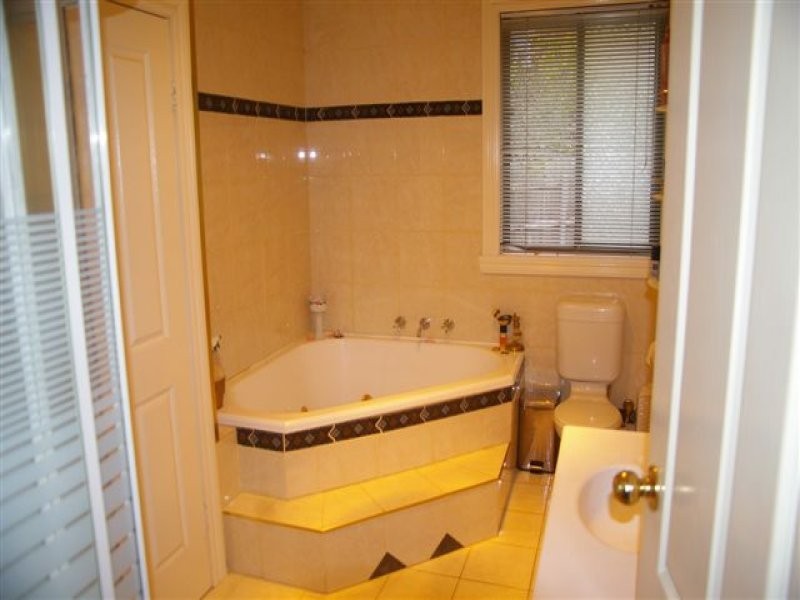 15 Interlaken Parade, Rosanna VIC 3084