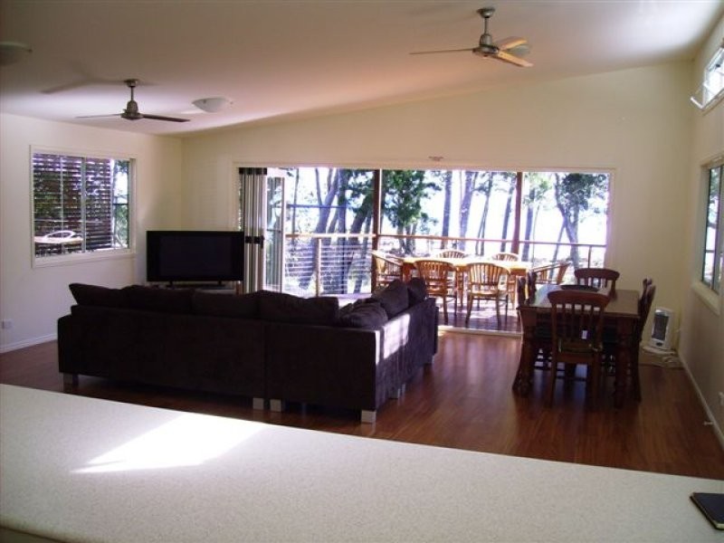 21 Ballow Street, Amity Point QLD 4183