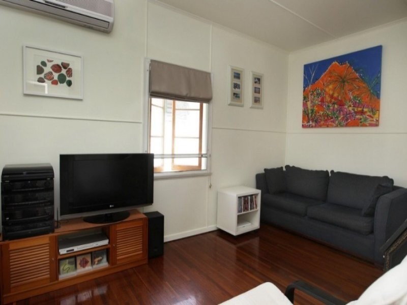 2 Townsville Street, West End QLD 4810