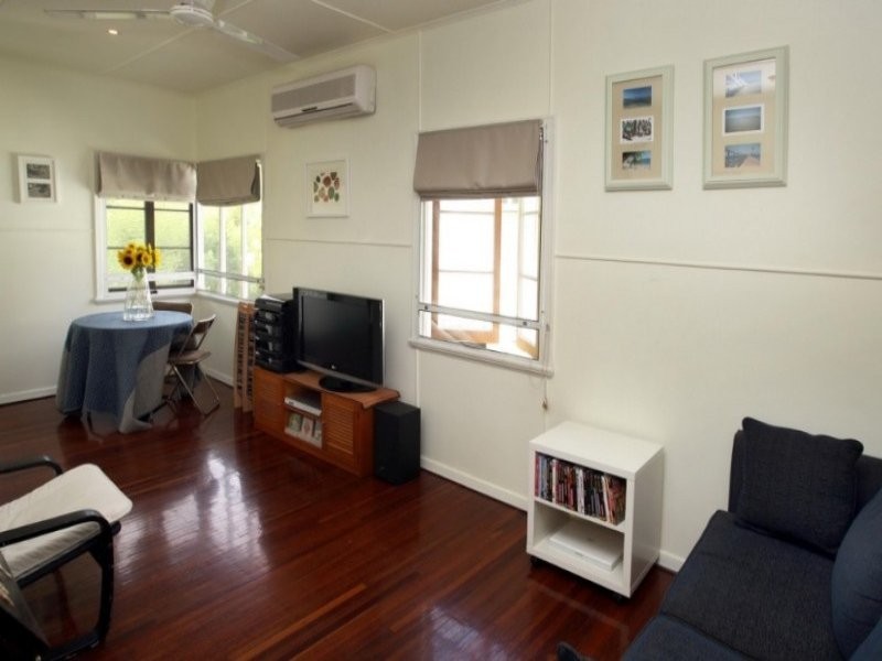 2 Townsville Street, West End QLD 4810