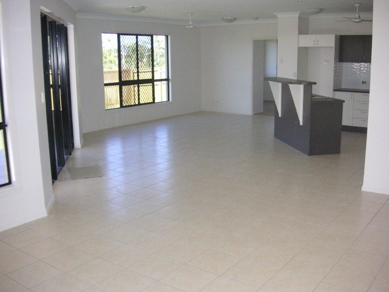 Bushland Beach QLD 4818