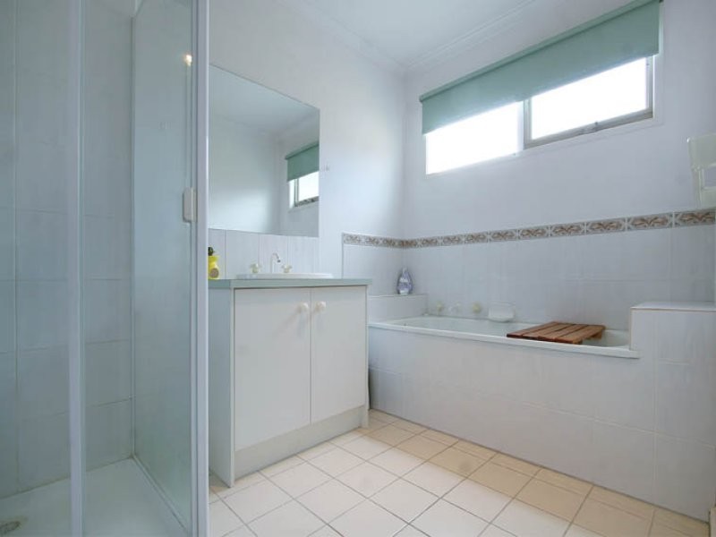 5 Crown Close, Oakleigh East VIC 3166