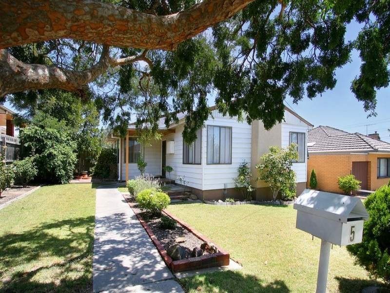 5 Kalymna Grove, Chadstone VIC 3148