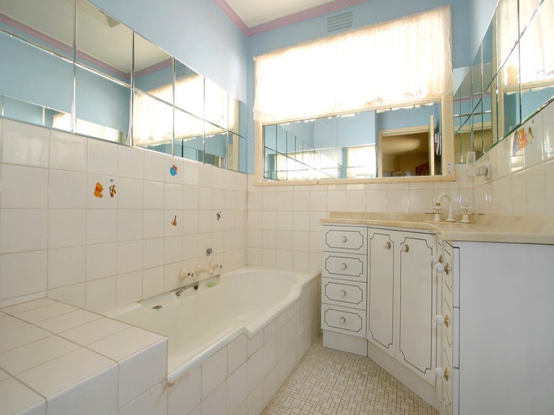 25 Witchwood Crescent, Burwood East VIC 3151