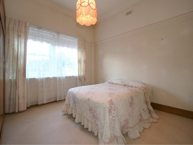 18 Callander Street, Hughesdale VIC 3166