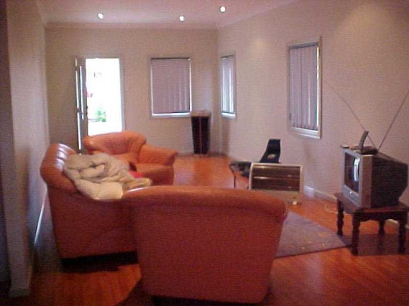 28 Harcourt Ave, East Hills NSW 2213