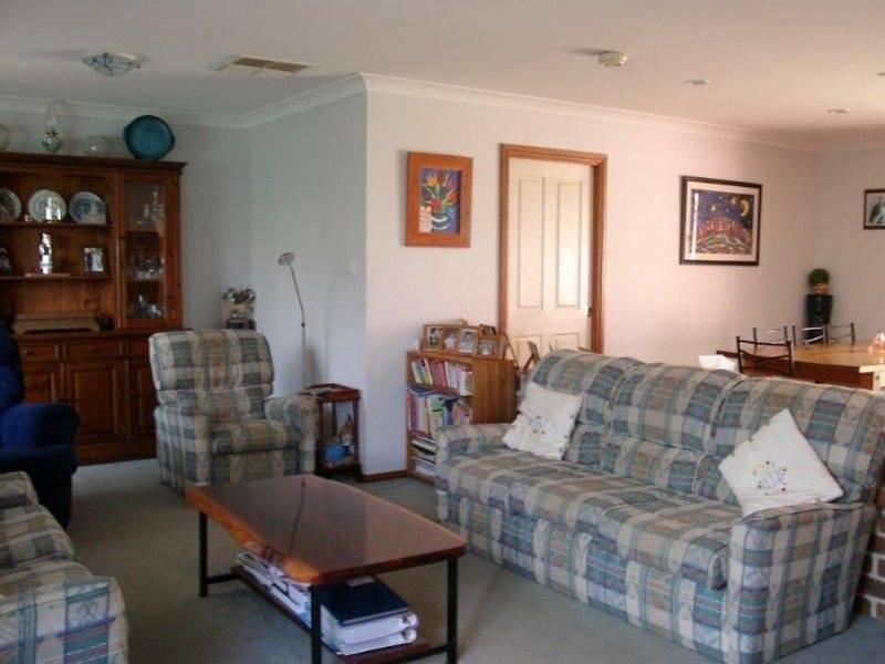 10 Cobden Place, Parkes NSW 2870