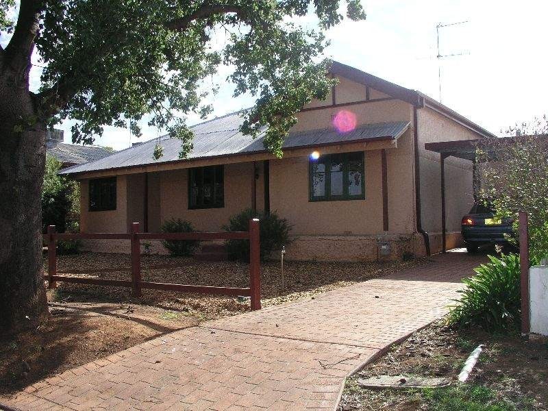 4 Thurlstone Street, Parkes NSW 2870