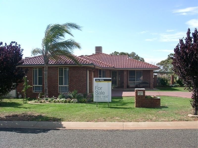 17 Golden Bar Drive, Parkes NSW 2870