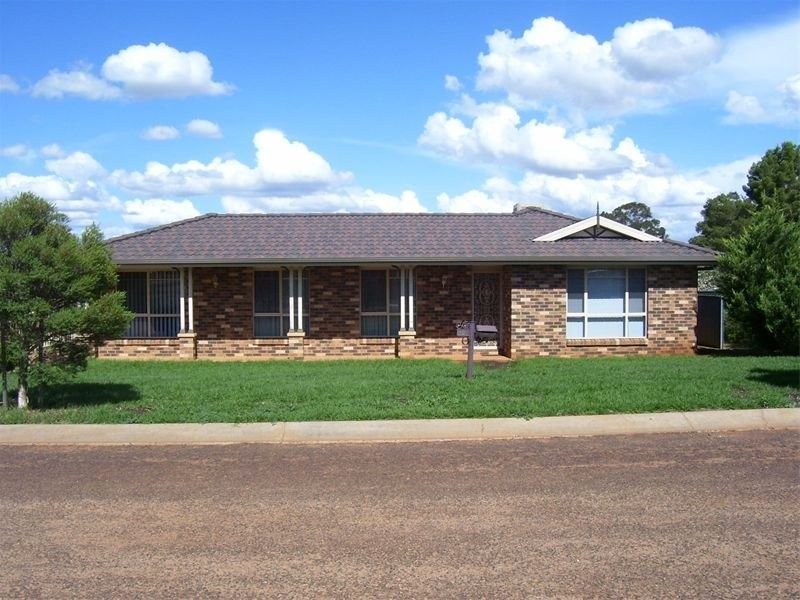 10 Mimosa Ave, Parkes NSW 2870