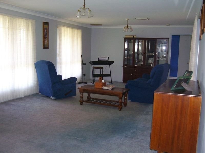 10 Mimosa Ave, Parkes NSW 2870