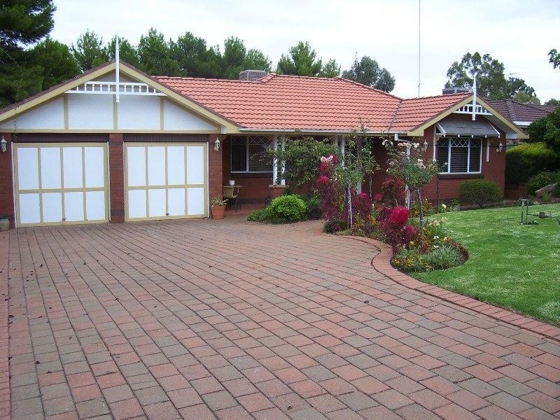 2 Glengowrie Close, Parkes NSW 2870