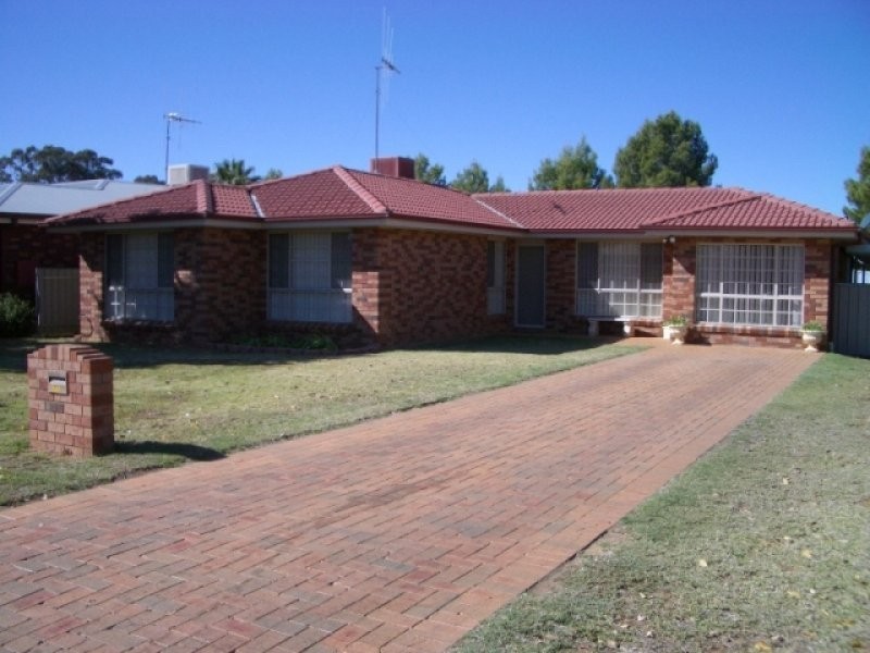 22 Ebelina Cres, Parkes NSW 2870