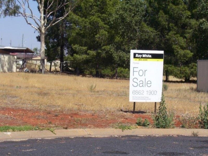 8 Endeavour Place, Parkes NSW 2870