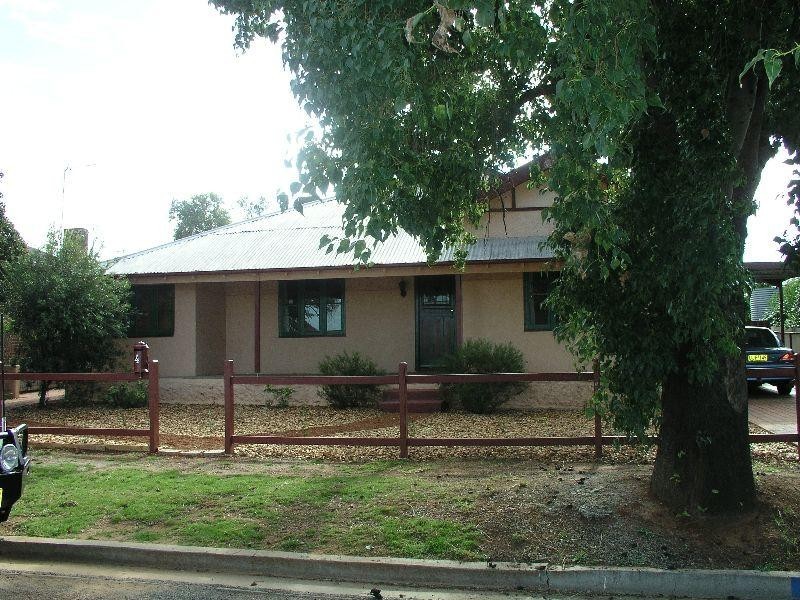 4 Thurlstone Street, Parkes NSW 2870