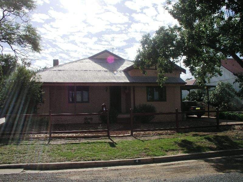 4 Thurlstone Street, Parkes NSW 2870