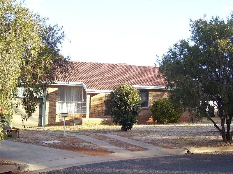 9 Bowditch Cres, Parkes NSW 2870