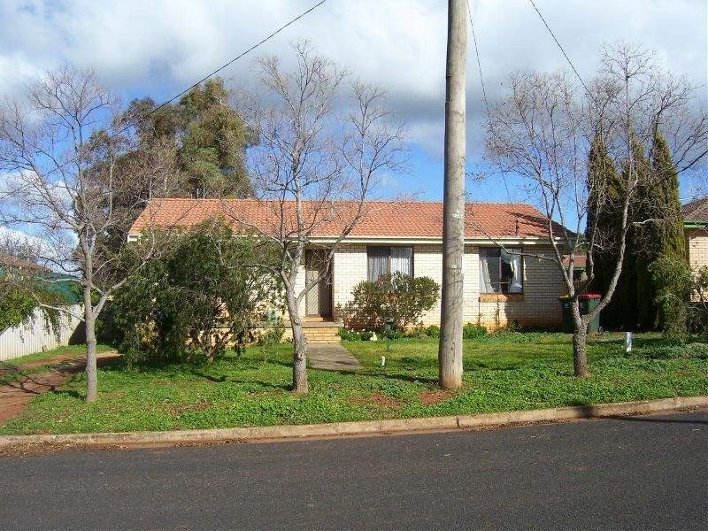 9 Barton Street, Parkes NSW 2870