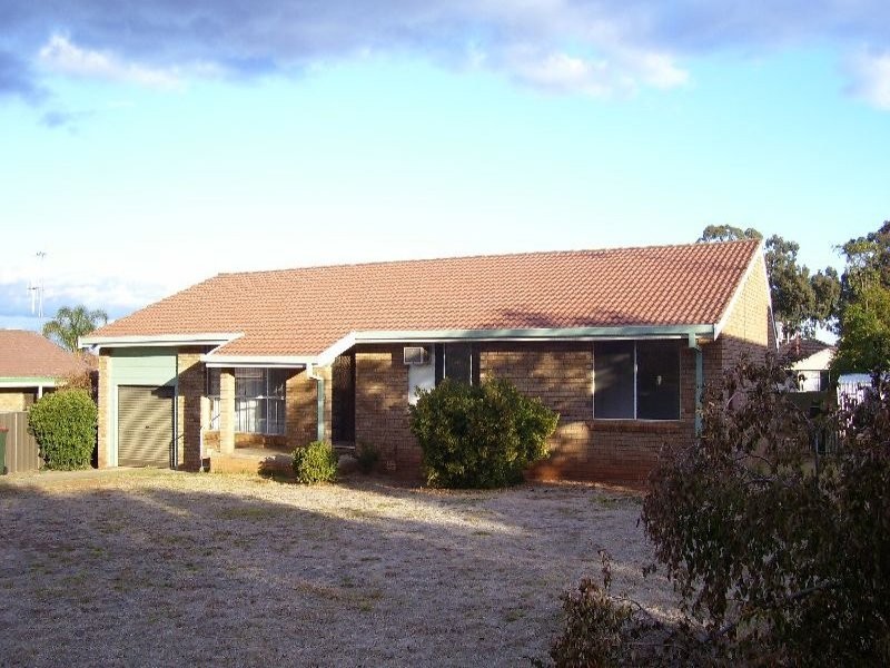9 Bowditch Cres, Parkes NSW 2870