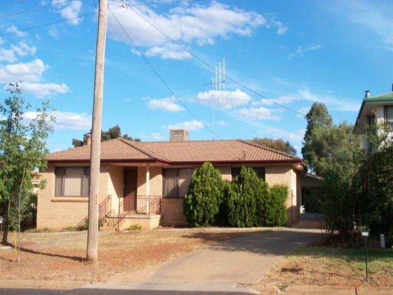 15 Barton Street, Parkes NSW 2870