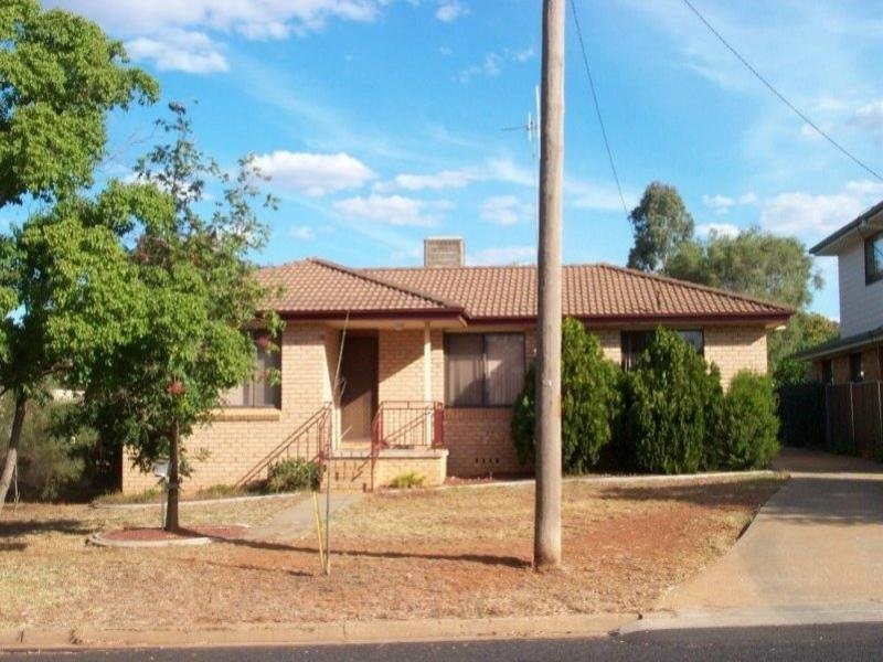 15 Barton Street, Parkes NSW 2870