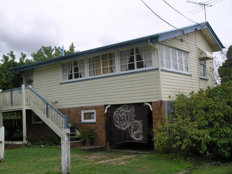 8 King St, Woody Point QLD 4019