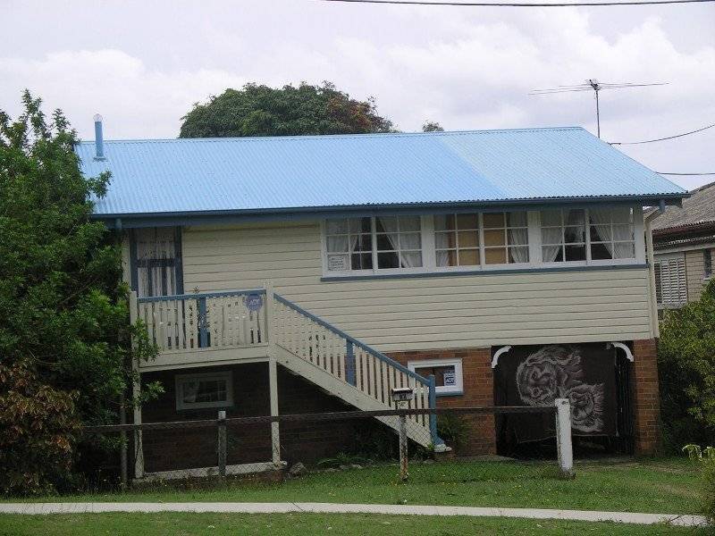 8 King St, Woody Point QLD 4019