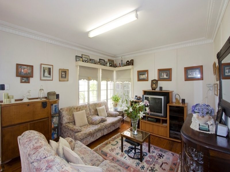 202 Ocean Parade, Burleigh Heads QLD 4220