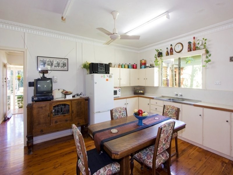 202 Ocean Parade, Burleigh Heads QLD 4220