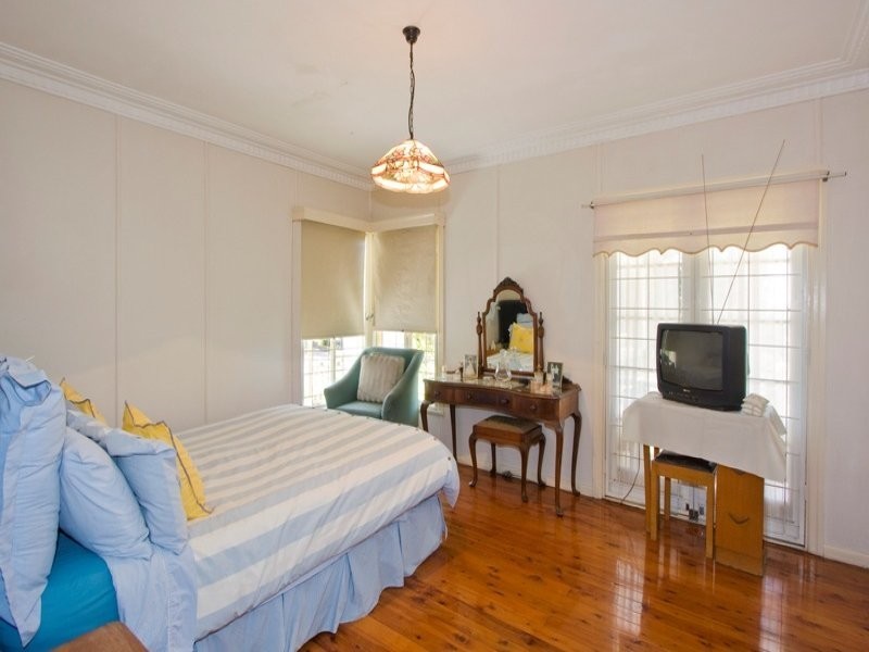 202 Ocean Parade, Burleigh Heads QLD 4220