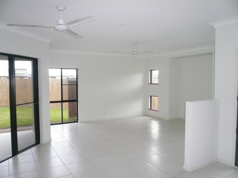 21 White Oak Ave, Mossman QLD 4873
