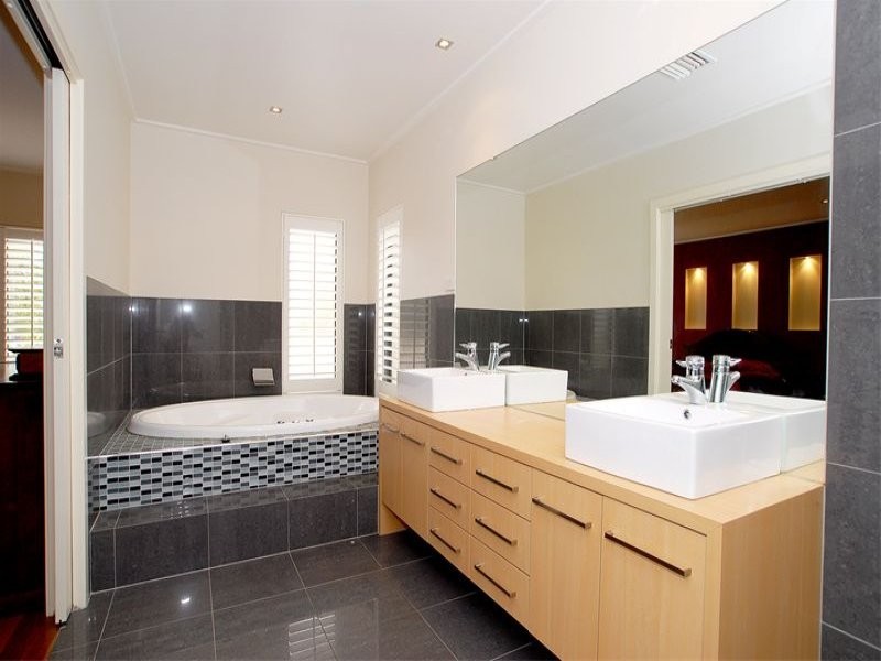 7 Burdekin Boulevard, Waterways VIC 3195